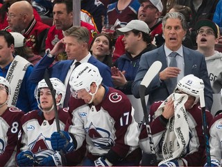 Tréner Colorada Avalanche Jared Bednar (vpravo) stojí na striedačke počas zápasu.