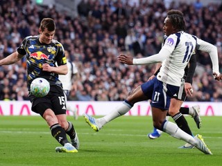 utbalista Tottenhamu Hotspur Mathys Tel strieľa na bránu počas zápasu s Leedsom