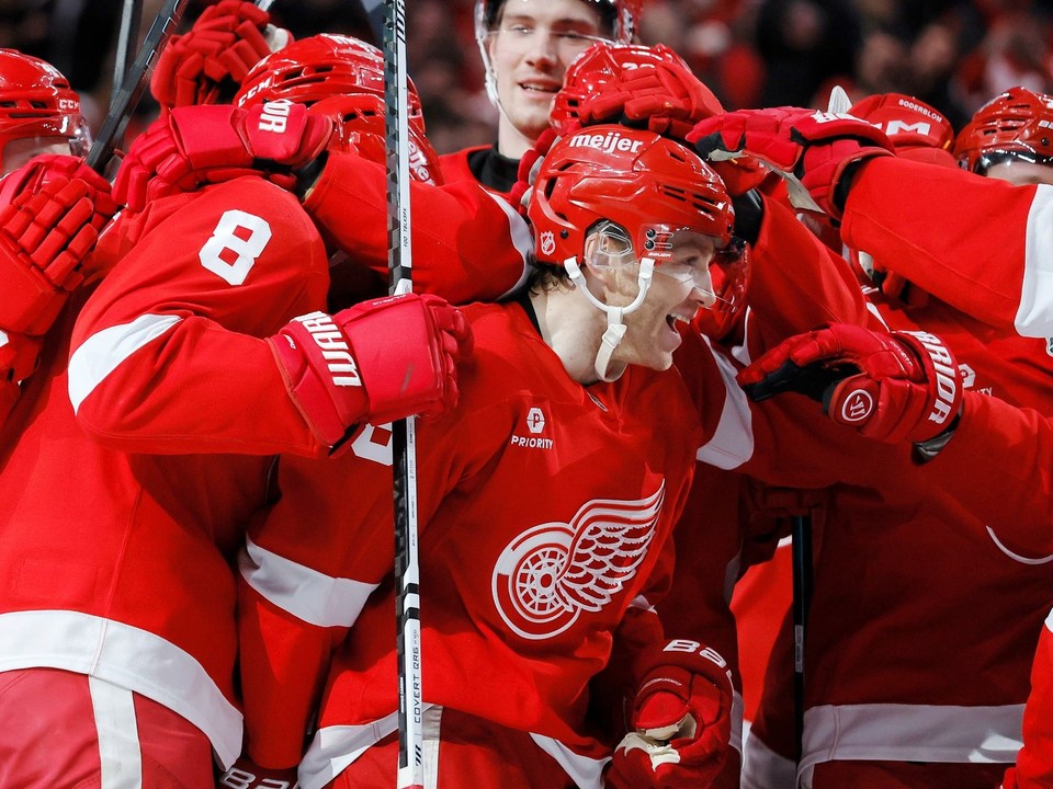 Patrick Kane oslavuje so spoluhráčmi z Detroitu bod, ktorý z neho spravil najproduktívnejšieho hráča narodeného v USA.
