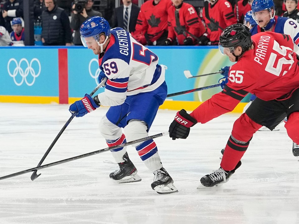 Fotka z finálového zápasu Kanada - USA na ZOH 2026.