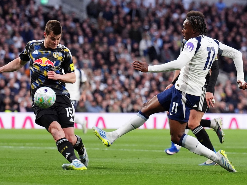 utbalista Tottenhamu Hotspur Mathys Tel strieľa na bránu počas zápasu s Leedsom