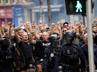 Fanúšikovia Frankfurtu v sprievode polície.