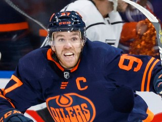 Connor McDavid oslavuje gól.