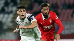 Slovák Adam Obert (vľavo) z Cagliari a Gustavo Varela z AC Monza