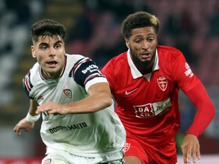 Slovák Adam Obert (vľavo) z Cagliari a Gustavo Varela z AC Monza