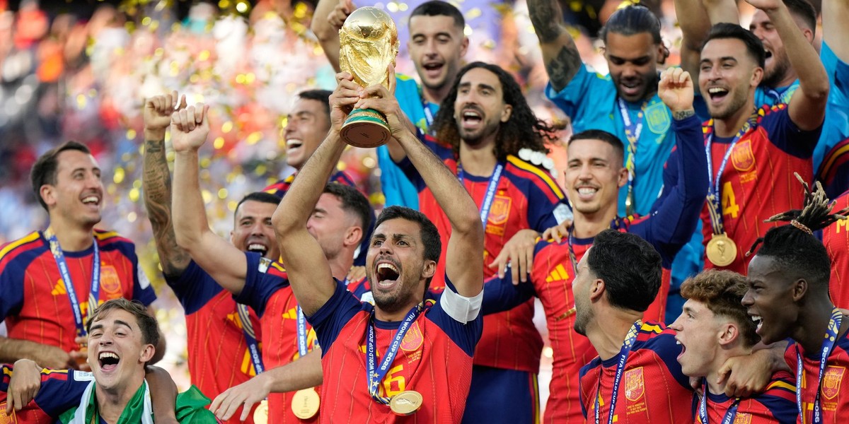 Odrezaný Messi plakal, svet oslavuje nenápadného šéfa. Spomína totálne dno