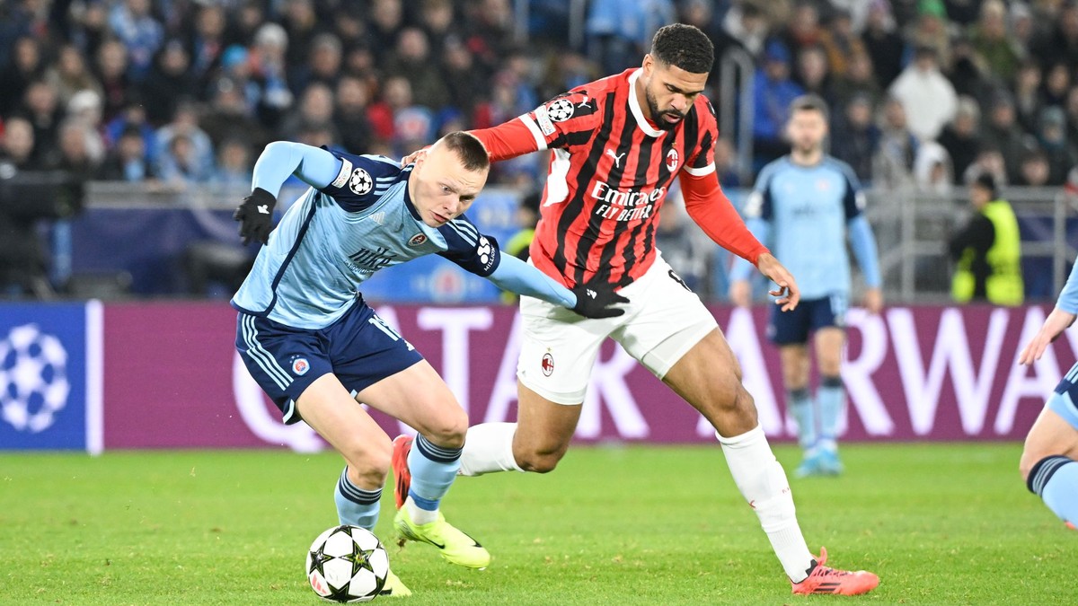 Vľavo Nino Marcelli (Slovan) a vpravo Ruben Loftus-Cheek (Miláno) v zápase 5. kola ligovej fázy Ligy majstrov Slovan Bratislava - AC Miláno.