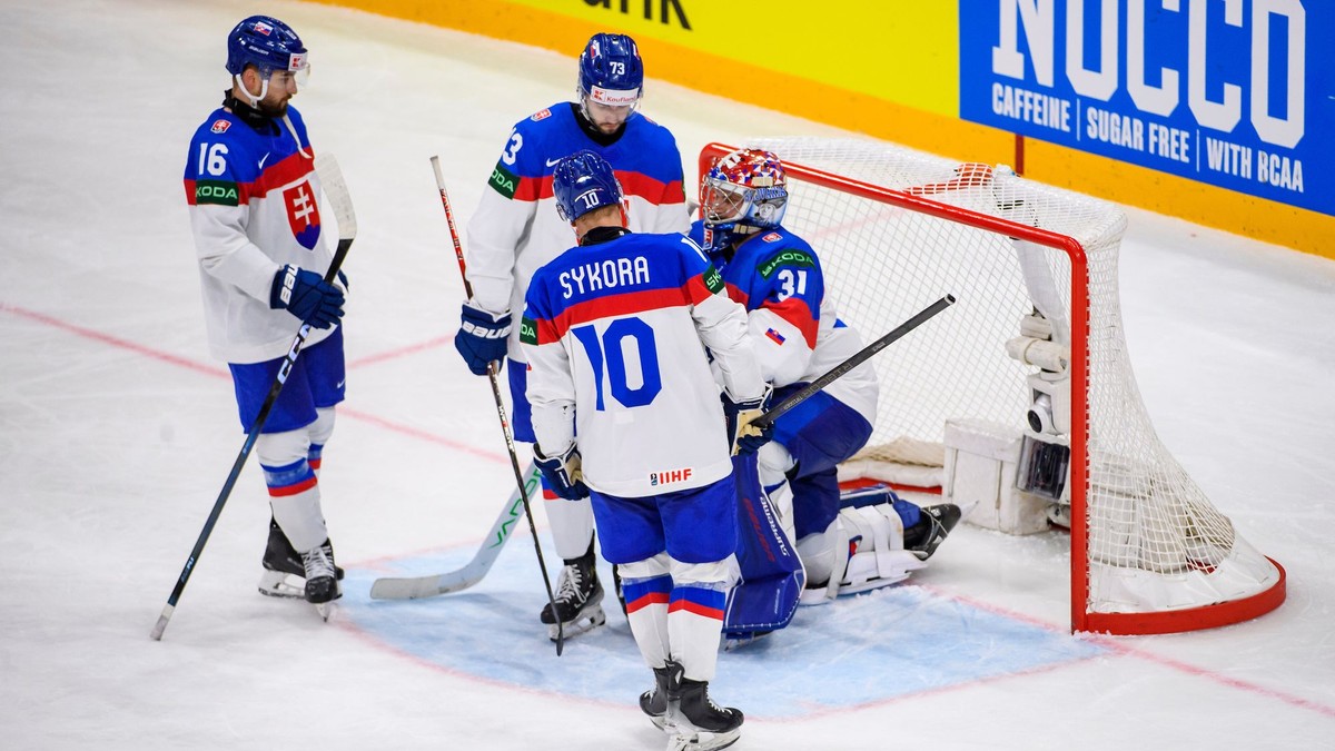 Sklamaní slovenskí hokejisti s brankárom Samuelom Hlavajom po zápase Slovensko - Lotyšsko na MS v hokeji 2025.