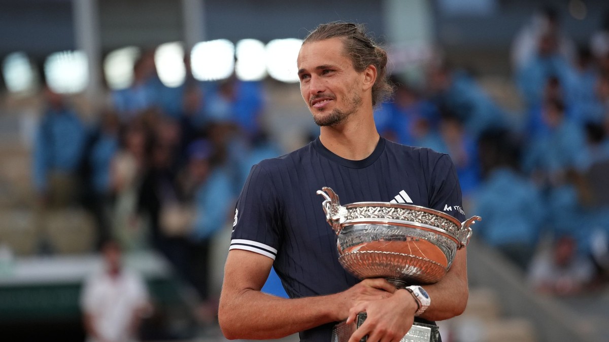 Alexander Zverev s trofejou pre víťaza Roland Garros 2026. 