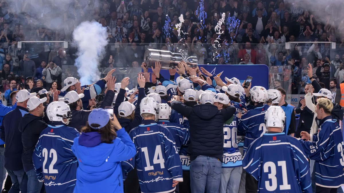Hokejisti HK Nitra oslavujú zisk titulu v Tipsport lige v sezóne 2025/26. 