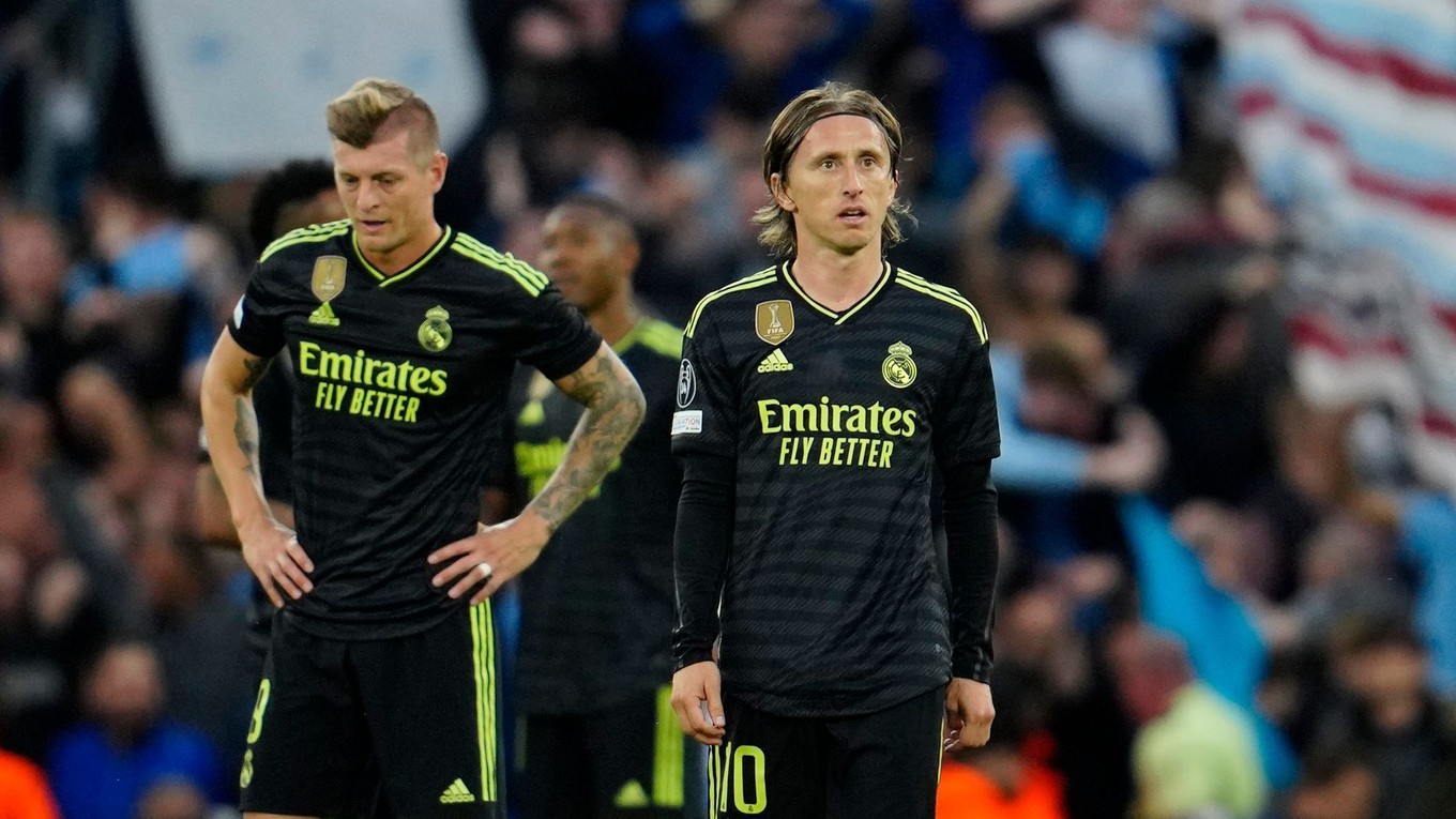 Smutní futbalisti Realu Madrid, zľava Toni Kroos a Luka Modrič.