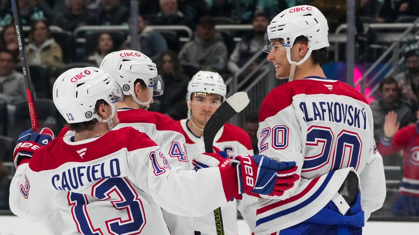 Juraj Slafkovský sa so spoluhráčmi z Montreal Canadiens teší po strelenom góle.