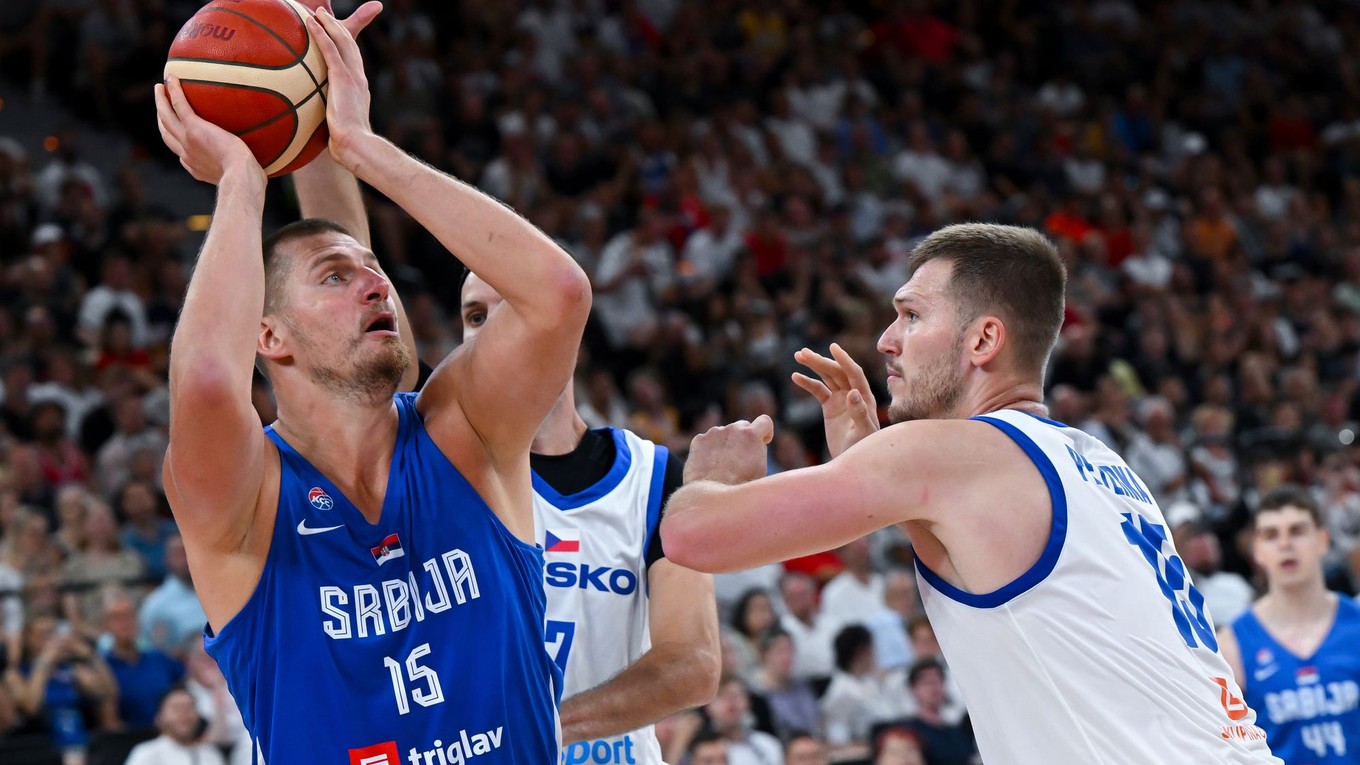 Nikola Jokič (vľavo) v prípravnom zápase proti Česku.
