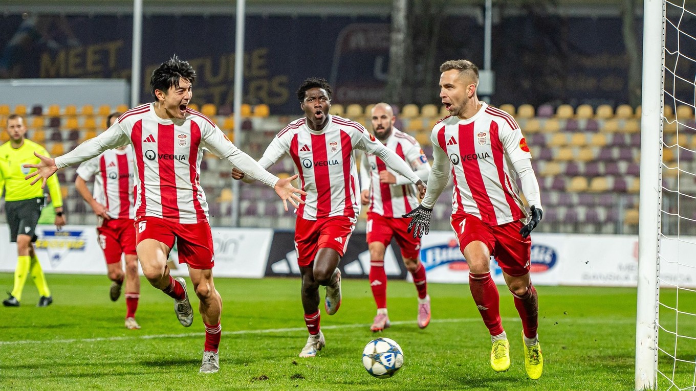 Radosť hráčov MFK Dukla Banská Bystrica v zápase so Zlatými Moravcami.