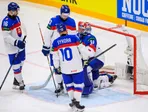 Sklamaní slovenskí hokejisti s brankárom Samuelom Hlavajom po zápase Slovensko - Lotyšsko na MS v hokeji 2025.