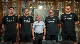 Noví členovia HT Tatran Prešov: zľava brankár Matúš Mitošinka,  stredná spojka Igor Karlov, tréner Ratko Durkovič a pivot Domagoj Potnar.