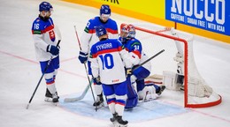 Sklamaní slovenskí hokejisti s brankárom Samuelom Hlavajom po zápase Slovensko - Lotyšsko na MS v hokeji 2025.
