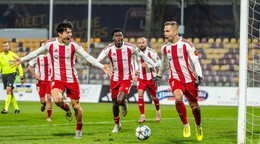 Radosť hráčov MFK Dukla Banská Bystrica v zápase so Zlatými Moravcami.