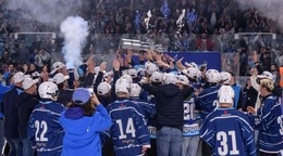 Hokejisti HK Nitra oslavujú zisk titulu v Tipsport lige v sezóne 2025/26. 