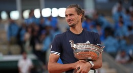 Alexander Zverev s trofejou pre víťaza Roland Garros 2026. 