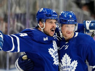 Auston Matthews (vľavo) sa teší po strelenom góle v drese Toronto Maple Leafs.