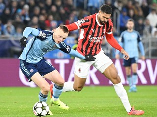 Vľavo Nino Marcelli (Slovan) a vpravo Ruben Loftus-Cheek (Miláno) v zápase 5. kola ligovej fázy Ligy majstrov Slovan Bratislava - AC Miláno.