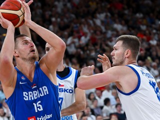 Nikola Jokič (vľavo) v prípravnom zápase proti Česku.