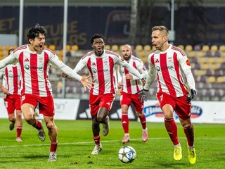 Radosť hráčov MFK Dukla Banská Bystrica v zápase so Zlatými Moravcami.