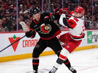 Nikolas Matinpalo a Taylor Hall.