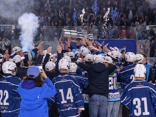 Hokejisti HK Nitra oslavujú zisk titulu v Tipsport lige v sezóne 2025/26. 