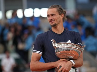Alexander Zverev s trofejou pre víťaza Roland Garros 2026. 