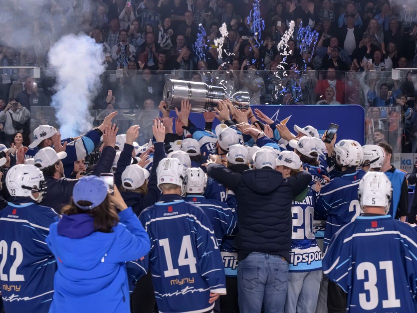 Hokejisti HK Nitra oslavujú zisk titulu v Tipsport lige v sezóne 2025/26. 