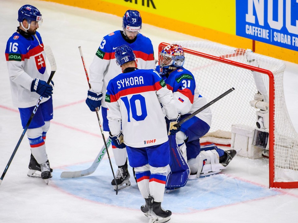 Sklamaní slovenskí hokejisti s brankárom Samuelom Hlavajom po zápase Slovensko - Lotyšsko na MS v hokeji 2025.