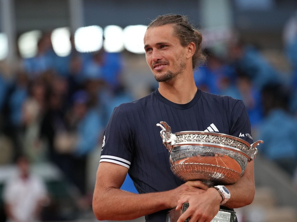 Alexander Zverev s trofejou pre víťaza Roland Garros 2026. 