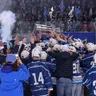 Hokejisti HK Nitra oslavujú zisk titulu v Tipsport lige v sezóne 2025/26. 