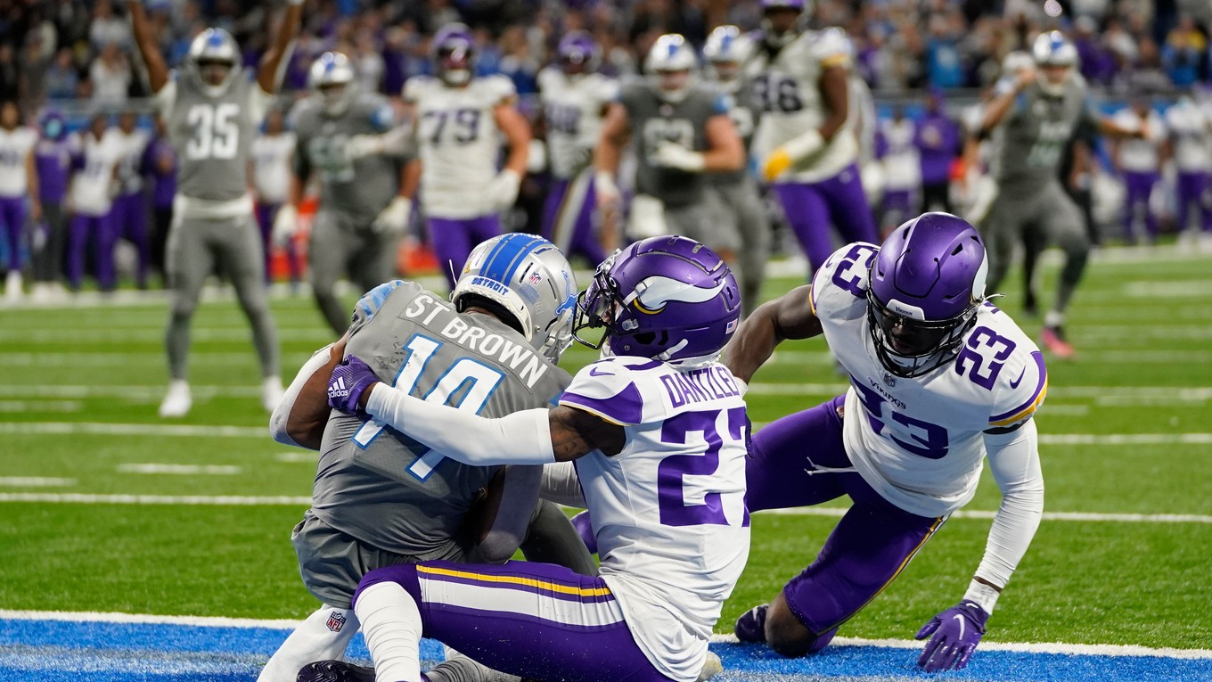 Amon-Ra St. Brown (14) z Detroit Lions dosiahol touchdown v poslednej sekunde zápasu NFL proti Minnesota Vikings.