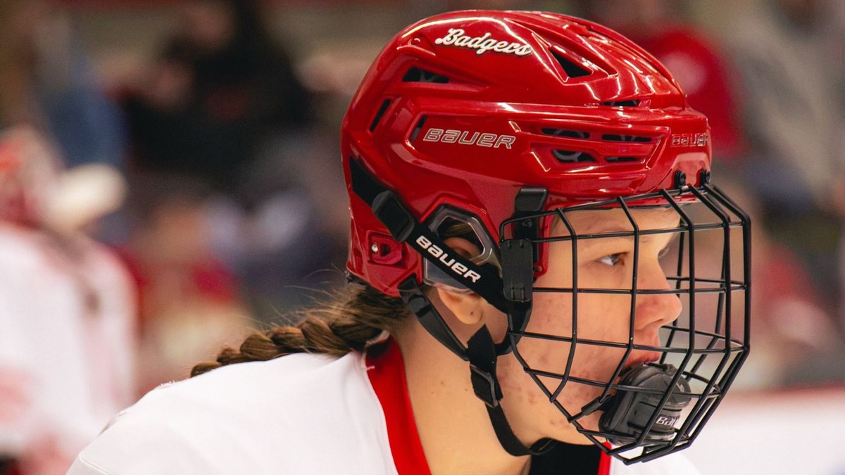 Photo: Sportnet Nela Lopušanová records seven points for Wisconsin hockey