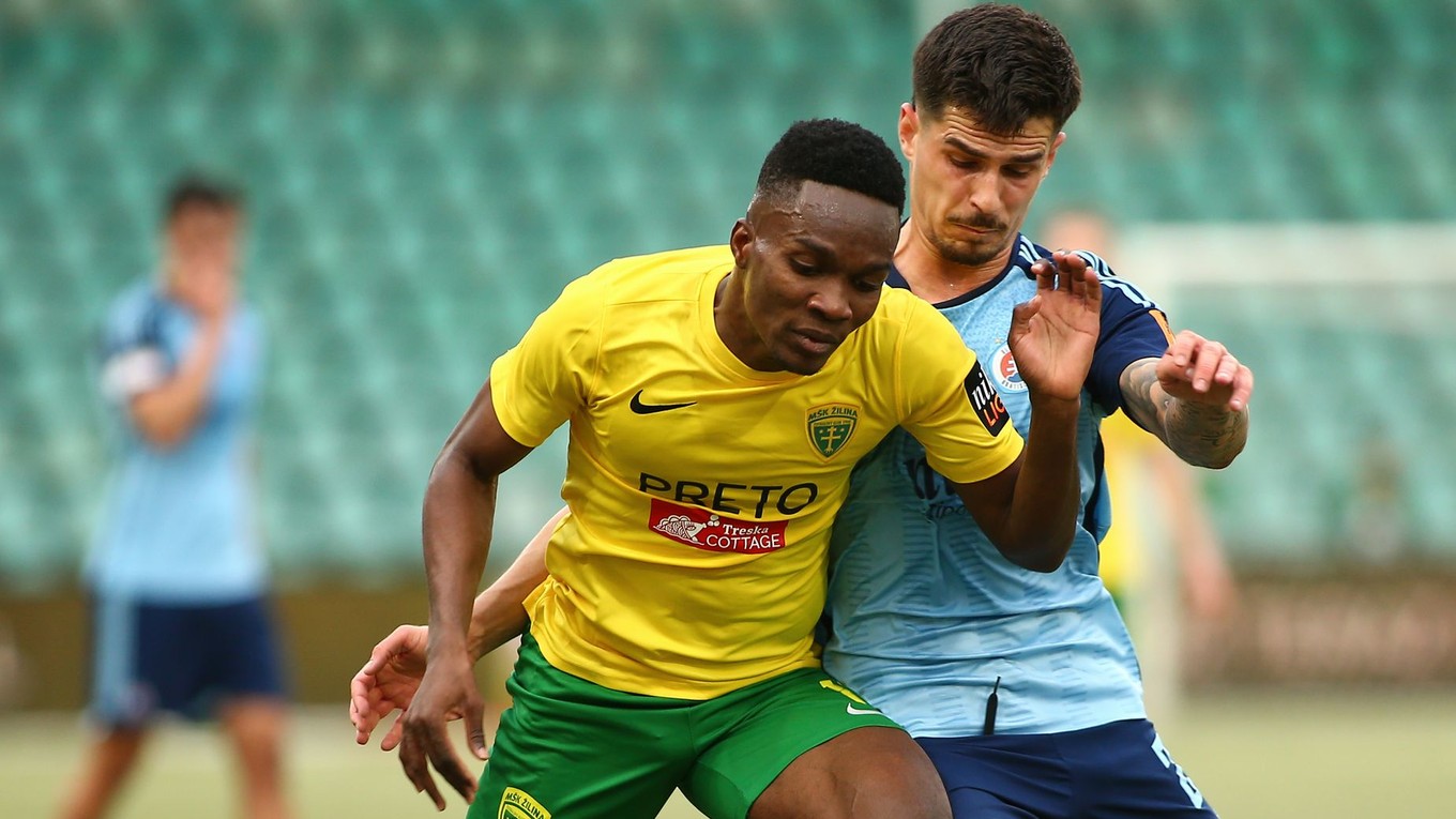 Zľava v súboji o loptu Samuel Gidi (MŠK Žilina) a Matúš Vojtko (Slovan Bratislava).