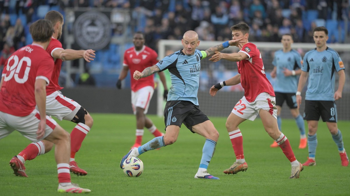 Vladimír Weiss (v strede) v súboji s hráčmi Trenčína v zápase 20. kola futbalovej Niké ligy medzi ŠK Slovan Bratislava – AS Trenčín.