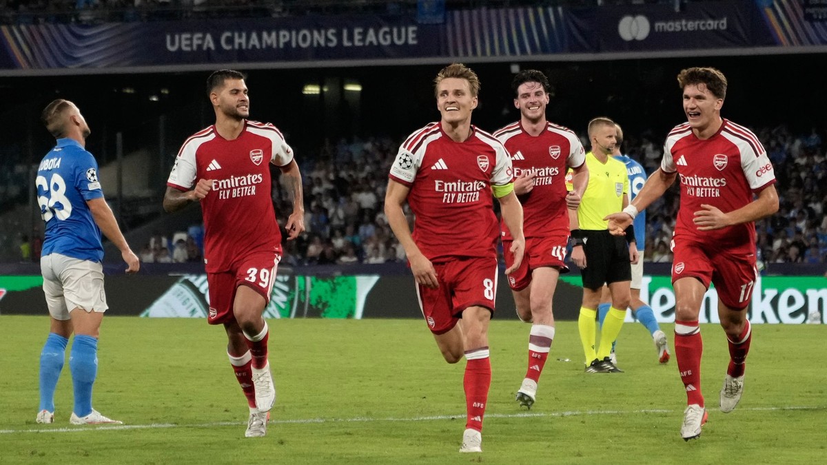 Martin Ödegaard (v strede) sa teší z gólu proti Neapolu.