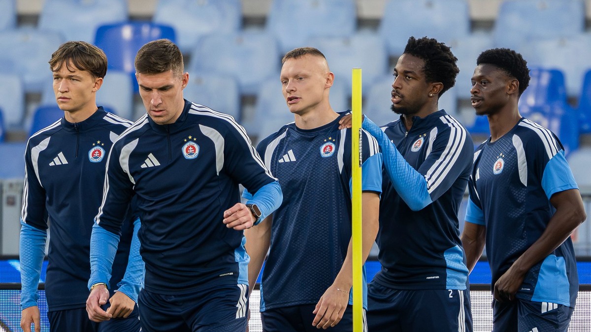 Hráči ŠK Slovan Bratislava, zľava Alexej Maroš, Danylo Ignatenko, Nino Marcelli, Sandro Cruz a Suleiman Camara.