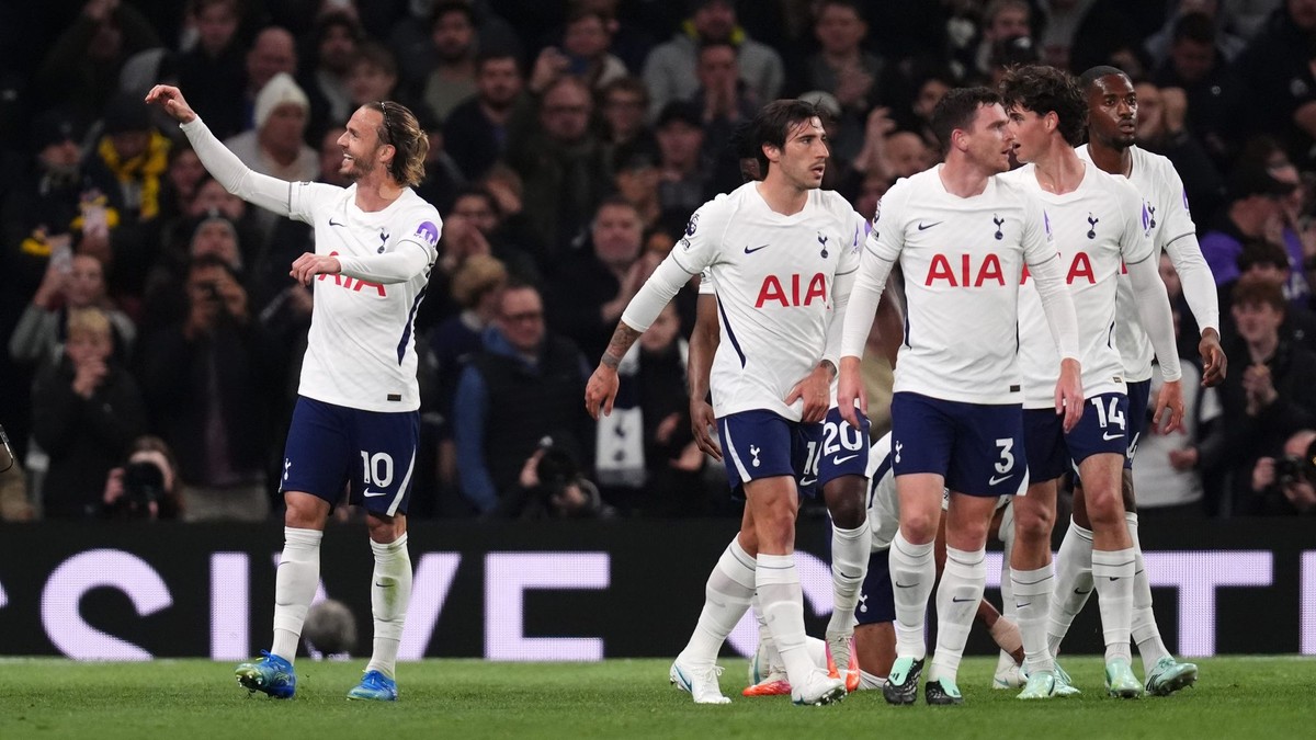 Tottenham Hotspur oslavuje gól. 