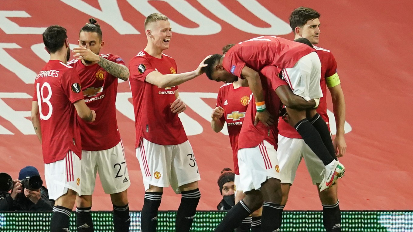 Amad Diallo oslavuje gól so spoluhráčmi z Manchester United.