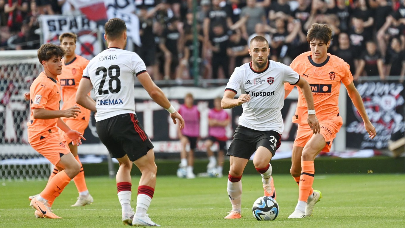 Martin Bukata a Filip Bainovič v prípravnom zápase FC Spartak Trnava - Valencia CF.