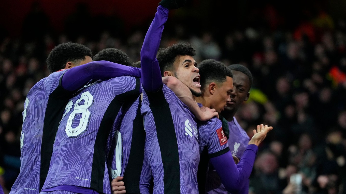 Luis Diaz oslavuje gól so spoluhráčmi Liverpoolu