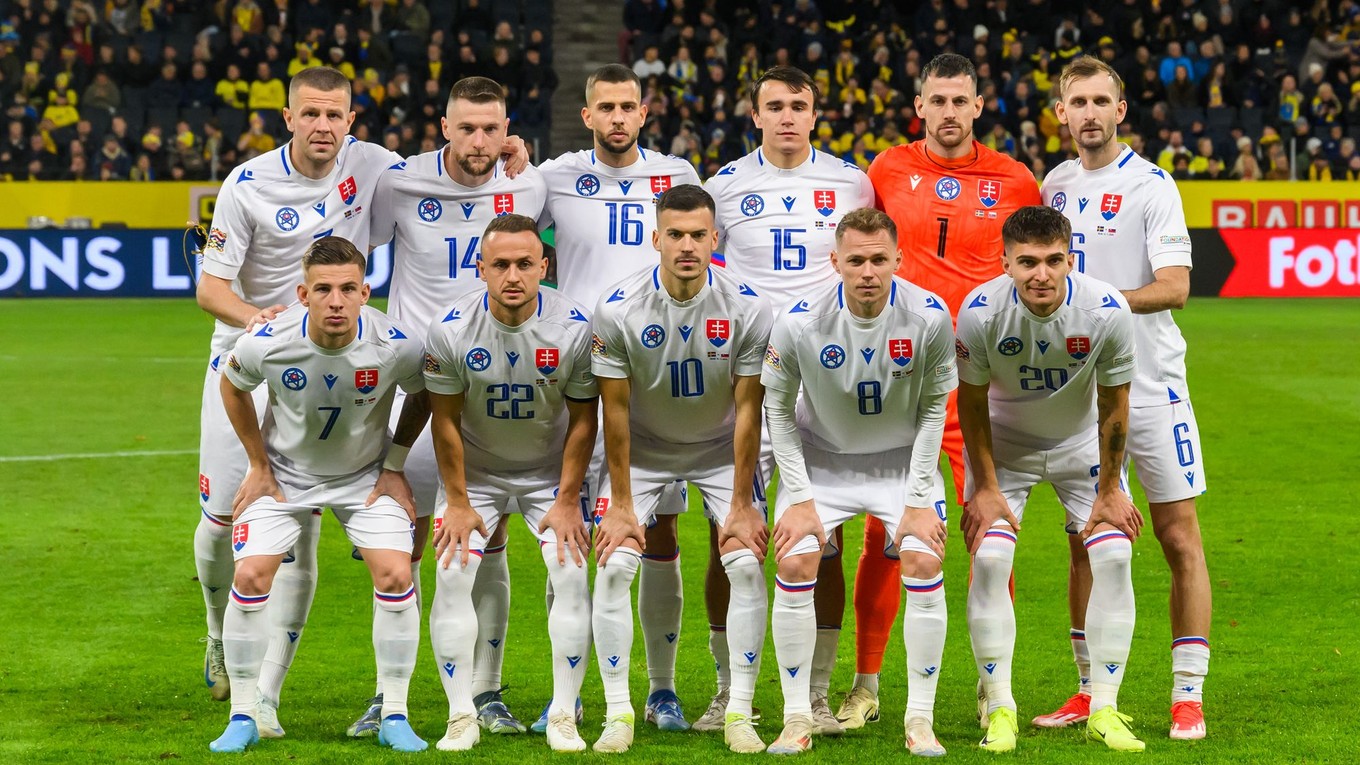 Futbalisti základnej jedenástky Slovenska pózujú pred zápasom 5. kola C-divízie Ligy národov Švédsko - Slovensko.