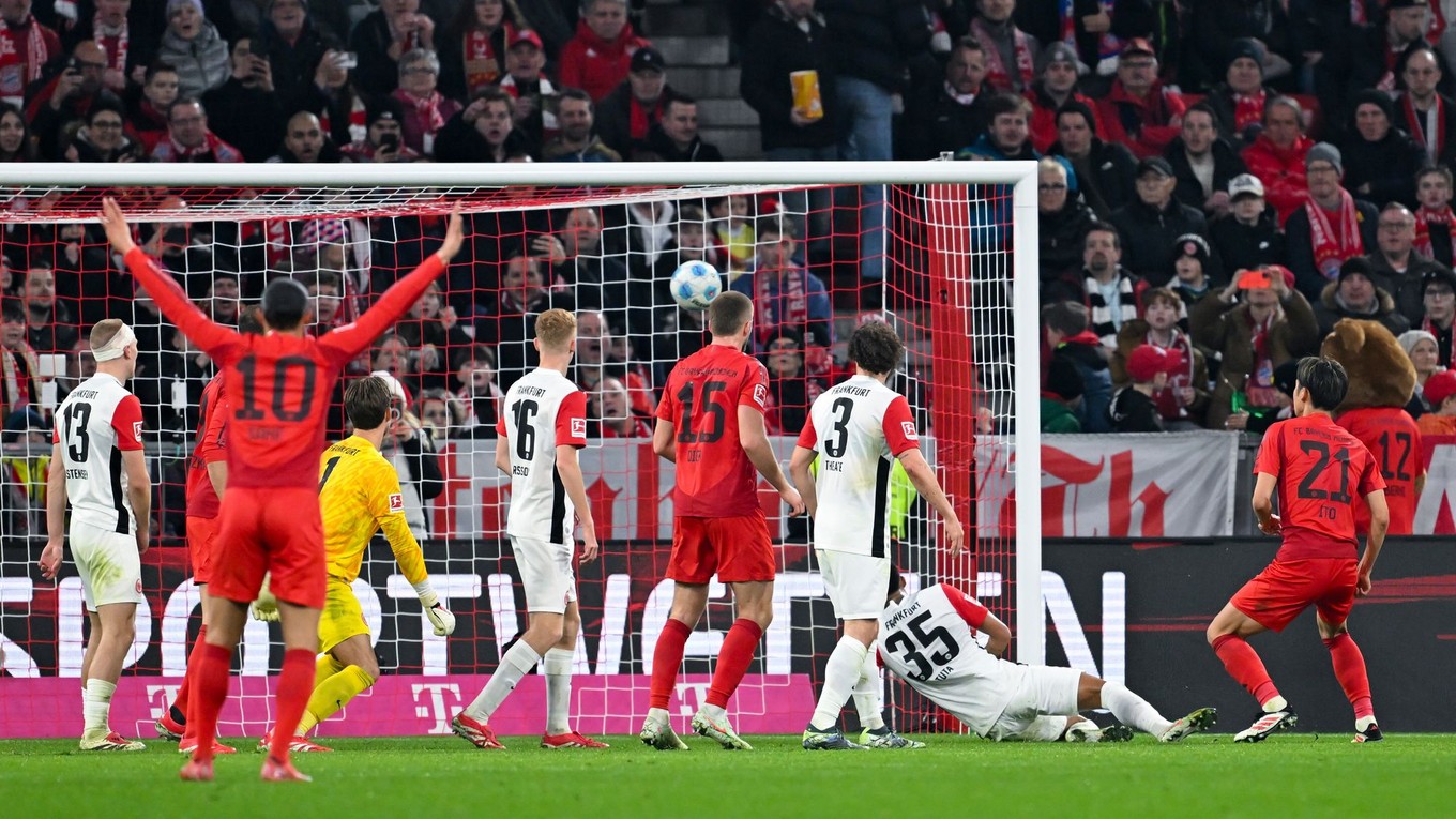 Hiroki Ito strieľa gól v zápase Bayern Mníchov - Frankfurt. 