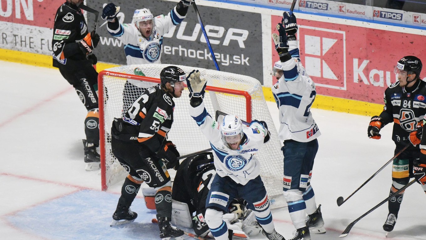 Hráči Nitry sa tešia z gólu v piatom zápase finále play-off Tipos extraligy HC Košice - HK.