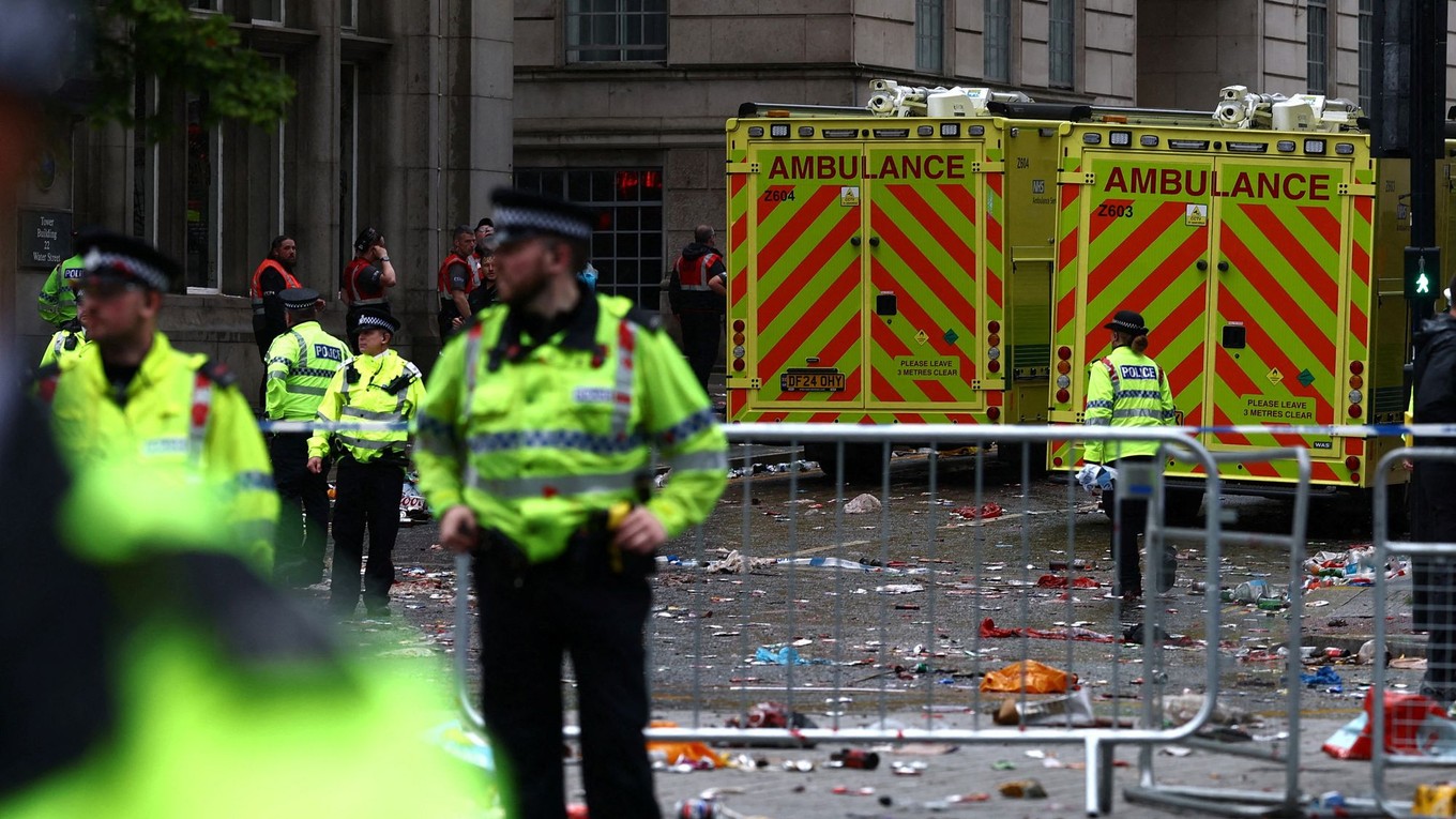 Situácia po náraze auta do ľudí počas osláv klubu Liverpool FC v uliciach mesta po zisku titulu v Premier League.