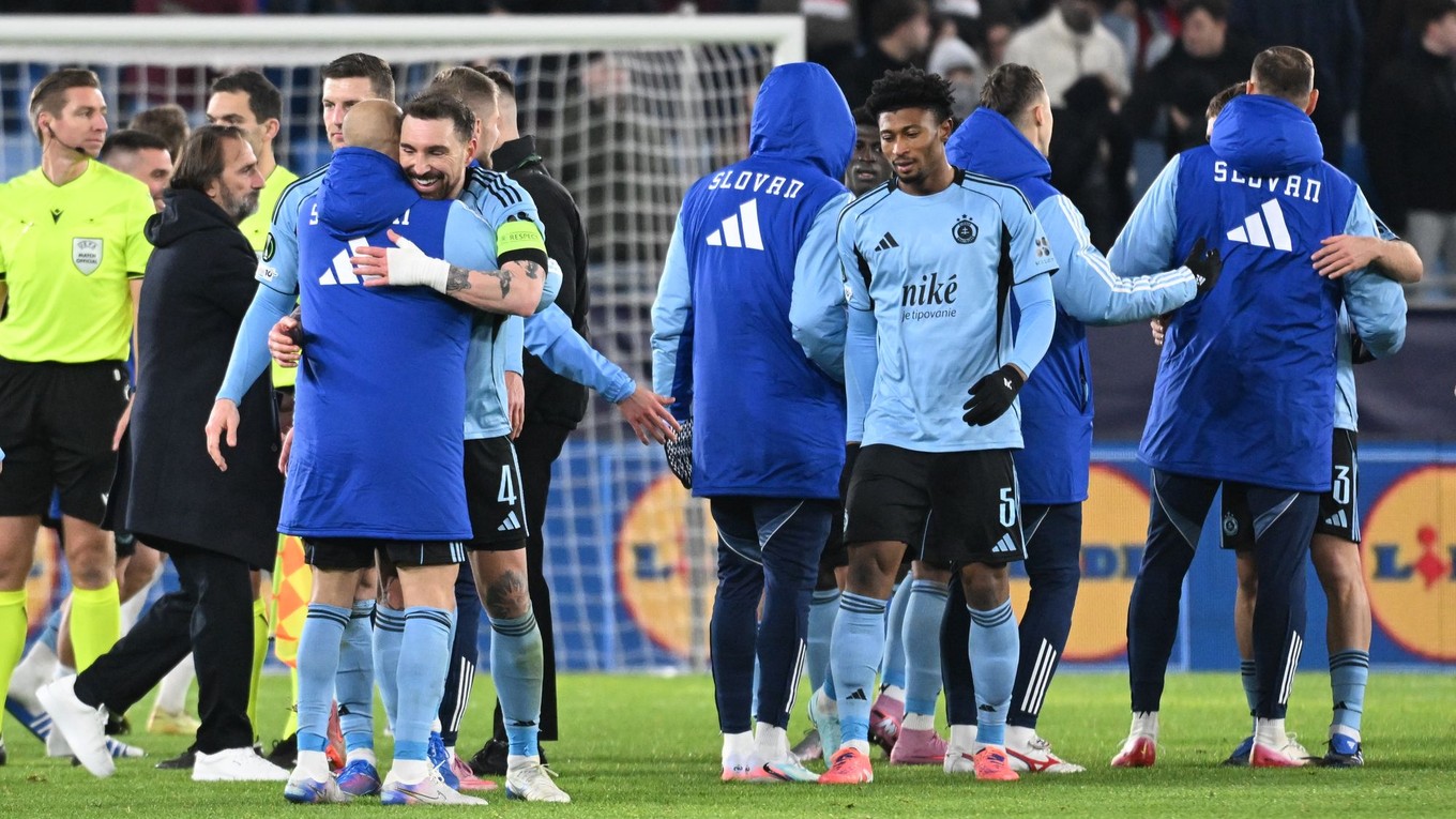 Hráči Slovana sa radujú z gólu